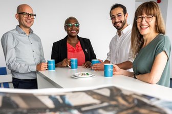 16 Nationen, ein Ziel: Siltronic in Freiberg setzt auf internationale Vielfalt - Siltronic international in Freiberg: Gunnar Brendler (von links) und Ndidiamaka Uchenna Mong beim Plausch mit Mohamed Yasser Benazouz und Sindy Härtig, Assistentin der Werksleitung.
