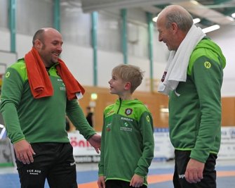 Aues Leon Mehlhorn darf sich mit Papa und Trainer Sylvio Mehlhorn (l.) und mit Nachwuchscoach Uwe Klippel über Gold bei der Mitteldeutschen Meisterschaft freuen. Platz 1 gab es für den FCE mehrfach.