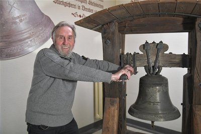 Knut Neumann ist auch Mitglied im Hilliger-Verein, der die einstige Freiberger Glockengießerfamilie würdigt. Diese Bergglocke kam auf seine Initiative in die Saxonia-Stiftung.
