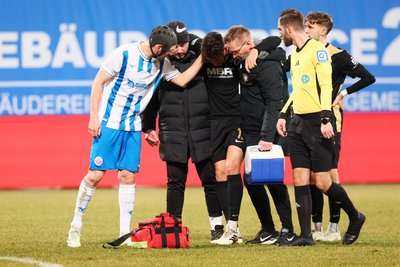Mit- und Gegenspieler rannten unmittelbar nach der Verletzung zu Marcel Bär und spendeten ihm Trost. Anschließend applaudierte auch das gesamte Stadion.