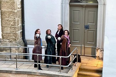 Während der Aufführung der „3 Musketiere“ in der Freiberger Nikolaikirche können Anwohner und Passanten des Theaterviertels die Bühnenhelden „backstage“ erleben. Pausen zwischen den Szenen verbringen die Darsteller teils rund um die Kirche. Und zücken ihre Degen auch mal für ein Foto, v. l.: Athos (Stefan Bleiberschnig), Porthos (Gregor Roskwitalski), Aramis (Fabian Vogt) und Herzog von Buckingham (Emery Escher).