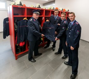 Werner Gerold, Hardy Sieber, Ron Thomas und Mika Hösel (v. l.) geben einen Einblick in den Umkleideraum der Kameraden. 