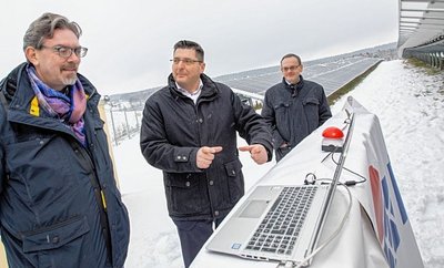 Start der neuen PV-Anlage in Zobes mit Reginald Fuchs (Mitnetz), Landrat Thomas Hennig und Ra Lux-Chef Marco Fietz (von rechts). 