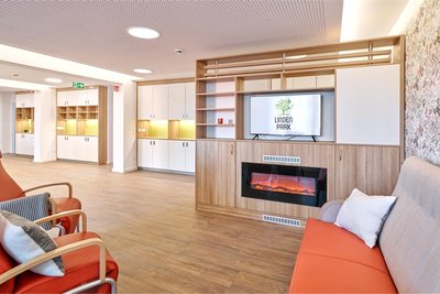 Ruhebereich mit Fernseher und Kamin. Das DRK hat die Pflegeeinrichtung nach eigenen Vorstellungen eingerichtet.