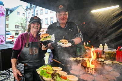 Ingrid Gatsch und Gerold Wenzel kreierten den Rochlitzer Burger. Den gab es als „Männer-Edition“, vegetarisch oder scharf.