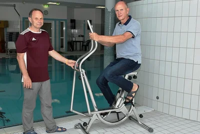 Ingenieur Bernd Rudat (rechts) und Uwe Beyer, Sporttherapeut in der Dekimed-Klinik, ergänzen sich. "Die besten Ideen kommen immer noch von unseren Kunden", sagt der Tüftler.