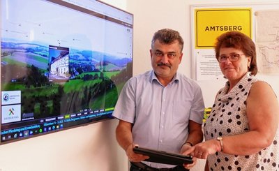 Gemeindemitarbeiterin Manuela Walter und Bürgermeister Sylvio Krause haben sich darum gekümmert, die Amtsberger Panoramakamera mit zahlreichen Informationen zu touristischen Zielen zu "füttern". 