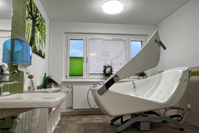 Das Bad bietet sogar eine barrierearme Wanne.