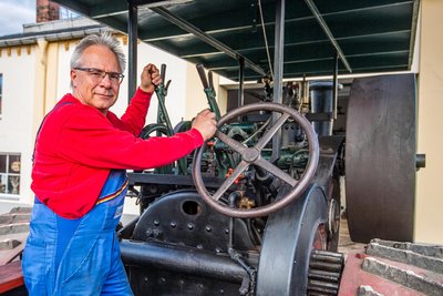 Die Bulldogfreunde Erzgebirge bringen den Dampftraktor auf Vordermann - Stephan Schellenberger ist stolz.