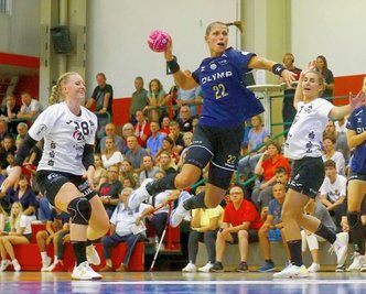 Alisa Pester (links) und Kaja Kristensen (rechts) kommen in dieser Szene aus dem jüngsten Zwickauer Heimspiel gegen Bietigheim den berühmten Schritt zu spät, um Nationalspielerin Xenia Smits zu stoppen. 