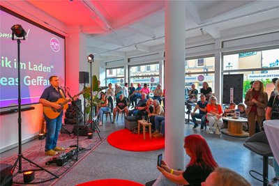 Das Citymanagement um Katrin Jaritz war Gastgeber für Musiker Andreas Geffarth im neu eingerichteten Kinderkaufhaus.