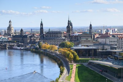 Der Roman spielt in Dresden Anfang des 20. Jahrhunderts.