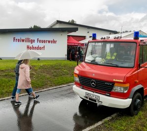 Für die Feierlichkeiten zur offiziellen Einweihung des neugebauten Gerätehauses wurde extra ein Festzelt vor der Fahrzeughalle aufgebaut. 