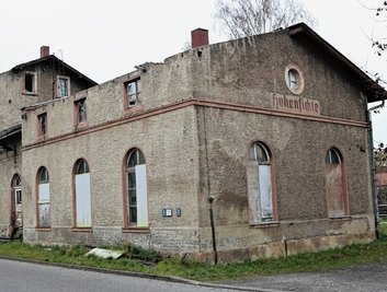 Der ehemalige Bahnhof Hohenfichte verfällt immer mehr. 