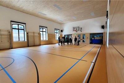 Blick in die moderne Turnhalle der Altstadtschule Lößnitz. Sie wurde für knapp zwei Millionen Euro saniert.