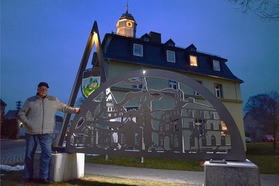 Gerade noch rechtzeitig war in der vergangenen Adventszeit der Ganzjahres-Schwibbogen und damit das letzte Teil bei der Umgestaltung und Erneuerung des Bergener Rathausplatzes fertig geworden. Im Bild wird er von Bürgermeister Günter Ackermann präsentiert. 