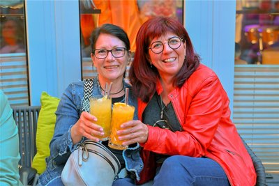 Grit Maetzig (rechts) hatte ihre Leipziger Freundin Sylvia Horbas nach Reichenbach eingeladen. Beide genossen die entspannte Atmosphäre bei einem kühlen Getränk