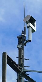 In 24 Metern Höhe dreht sich die Kamera am Ende eines Funkmasts.