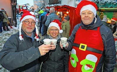 Dorfclubchef René Riemer, Kathleen Neubert und Michael Fischer (von links) haben auf einen gelungenen Weihnachtsmarkt angestoßen. 