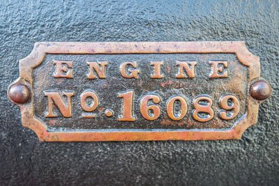 Die Maschinen-Nummer des Dampftraktors. Am Mittwoch wurde das Ungetüm an die frische Luft gezogen, um weiter an der Verschönerung zu arbeiten.