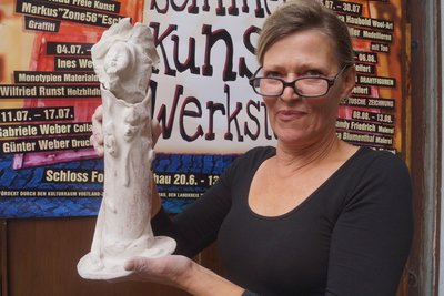 Gastgeberin Andrea Müller lädt Kunstinteressierte auf ihren Hof ein.