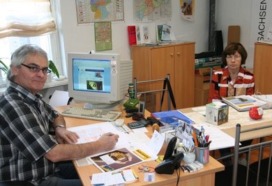
              <p class="artikelinhalt">Helfried Barth - hier mit Ehefrau Heidrun - hat als Landesbeauftrager der Deutschen Parkinson Vereinigung in Flöha ein Büro. Claudia Dohle</p>
            