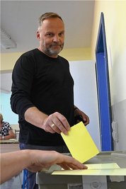 Dirk Neubauer (parteilos) erhielt die meisten Stimmen im ersten Wahlgang. 
