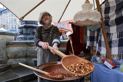 Mit seiner traditionellen Mandelbrennerei ist Andreas Patzelt extra aus Meiningen angereist.