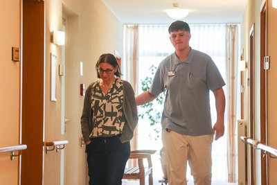Kerstin Mehlhorn mit dem Pfleger Gustav Kalweit auf dem Weg in ihr Zimmer im Seniorenzentrum „Azurit“ in Chemnitz.