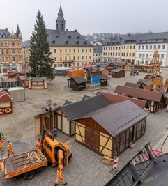 Der Annaberger Weihnachtsmarkt nimmt Gestalt an. 