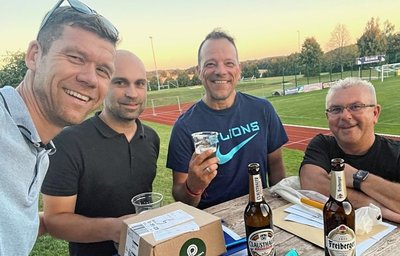 Alles ist angerichtet: Die beiden Hauptorganisatoren Benjamin Brambor, Wim Burkhardt, Andreas Gartner von 3G-projekts sowie Helge Möws (v. l.), stoßen schon einmal auf das Pokalspiel gegen Zwickau an. 