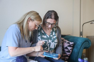Sandra Morgenstern, Wohnbereichsleiterin im „Azurit“, mit Kerstin Mehlhorn bei der Tagesbeschäftigung. Keiner weiß aber, in welcher Welt sich die Kranke gerade befindet.