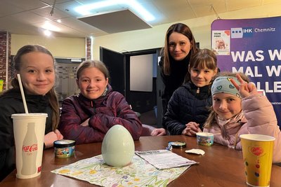 Kathleen Pilz mit den Kindern Friedrike, Jolina, Annelie und Alicia. Sie waren am Freitagabend im Kino Schwarzenberg und haben sich den „Schneewittchen“-Film angeschaut.
