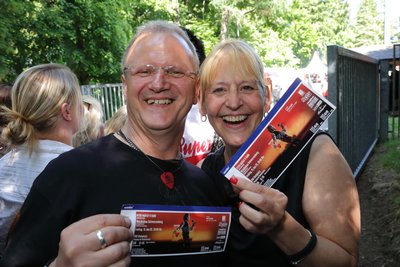 Vorfreude aufs Maffay-Konzert in Schwarzenberg: Andrea Spahn und Thomas Beyer gehörten am Freitag zu den ersten Fans am Tor.