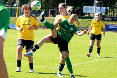 Merkur-Neuzugang Lou Stöß (grünes Trikot) erzielte alle drei Oelsnitzer Treffer.