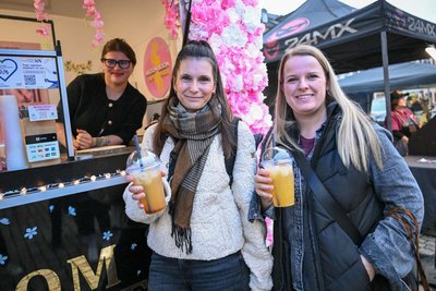 Am Limonadenstand von Yuliia Fediuk (von links) deckten sich Jana und Katja mit ungewöhnlichen Limo-Sorten ein.