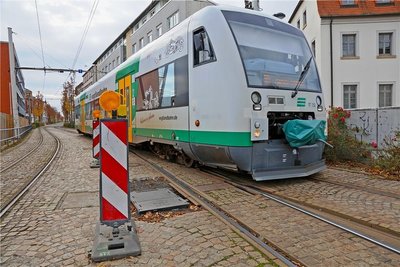 Ein Zug der Vogtlandbahn verlässt an der Sonderweiche vor der Haltestelle "Zentrum" das Dreischienengleis, das trotz unterschiedlicher Spurweiten gemeinsam mit der Straßenbahn genutzt werden kann. Foto: Ralph Köhler/Archiv