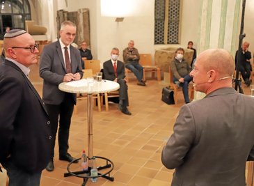 Michael Steeger, Vorsitzendes des Kirchenvorstandes der Domgemeinde (2. v. l.), moderierte das Kreuzganggespräch zwischen Uwe Dziuballa (l.) und Thomas Feist. 
