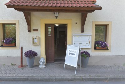 Das Wahllokal mit den wenigsten Wahlberechtigten (Wahlraum 232) befindet sich zur Landtagswahl im Gasthof Halsbach. Hier gaben bis 15.30 Uhr 123 von 196 Wahlberechtigten ihre Stimme ab, ohne Briefwahl.