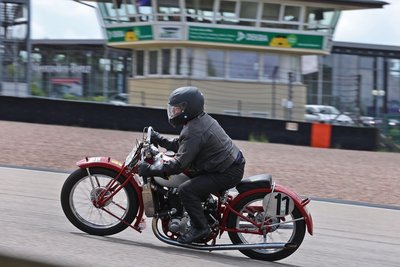 Bei einem Fan-Korso der Sachsenring-Classic dürfen Motorräder und Autos starten.