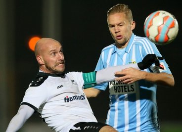 Torschützen unter sich: Martin Kolan (Bautzen/links) und Dennis Grote vom Chemnitzer FC im packenden Zweikampf.