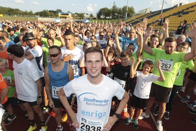 Sebastian Hendel, Läufer-Ass vom LAV Reichenbach, führte auch dieses Jahr wieder das Feld zum Firmenlauf an. Er und sein Vereinskamerad Julian Gering kamen als Erste gemeinsam ins Vogtlandstadion zurück. 