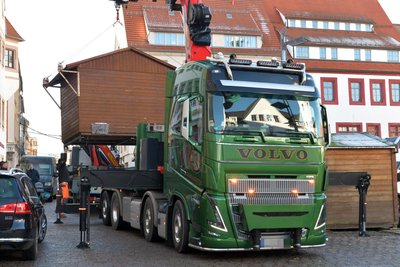 Mit großen Fahrzeugen wurden die Buden vom Freiberger Christmarkt abtransportiert.
