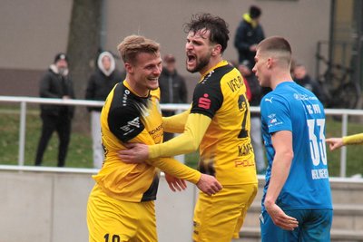 Torschütze Maurice Wagner (links) und Vorlagengeber Paul Kämpfer (rechts) bejubeln den 2:1-Siegtreffer des VFC Plauen.