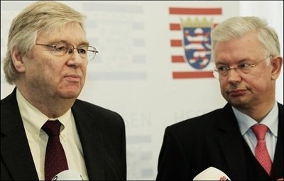 General Motors (GM) will seine Tochter in Europa straffer organisieren. GM-Europa-Chef Nick Reilly (l.) kündigte eine Vereinfachung der Managementstrukturen in der künftigen Zentrale Rüsselsheim an.