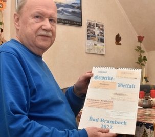 Erhard Adler mit dem mittlerweile 19. Kalender zur Ortsgeschichte. 
