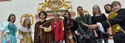 Mit Gemeinschaftskundelehrerin Nathalie Freitag (Mitte) haben die Proben für die dritte Kurfürstliche Landpartie auf Schloss Augustusburg begonnen. Dafür schlüpfen die Schüler der Arbeitsgruppe "Schlossprofil" des Regenbogen-Gymnasiums in historische Kostüme. 
