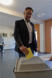 Dirk Neubauer (parteilos) erhielt die meisten Stimmen im ersten Wahlgang. 