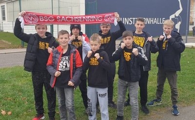Die Zwickauer Nachwuchsboxer am Samstag vor der Boxhalle des Chemnitzer Sportforums. Vorgänger der KSSV-Boxabteilung war bis 1990 die BSG Sachsenring Zwickau. 