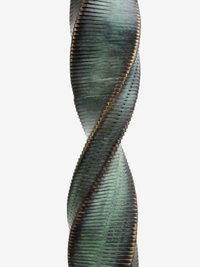 Im vierten Abschnitt der Ausstellung "Von Menschen und Genen" im Deutschen Hygiene-Museum Dresden mit dem Titel "Natur" finden sich zeitgenössische künstlerische Positionen zum Thema. Mit ihrer Bronzestele "Principium" (2021/22) verschränkt die polnischstämmige Künstlerin Alicja Kwade die Struktur der DNA-Doppelhelix mit einem anderen identitätsstiftenden Objekt der Menschheit. Bei näherer Betrachtung handelt es sich um das Abbild eines sich um die eigene Achse windenden Stapels von Smartphones. 